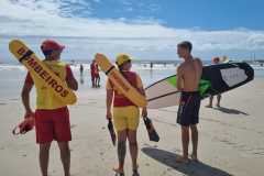 Curso do Corpo de Bombeiros no Litoral prepara surfistas para salvamentos de forma segura
