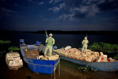 Nas embarcações, sendo duas de ferro com cerca de 13 metros cada e uma de alumínio de seis metros, foram encontrados os 30 mil pacotes contrabandeados. Além disso, também foi apreendida uma motocicleta.