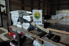 Polícia Militar apreende fuzil e mais de 110 quilos de drogas em Ouro Verde do Oeste