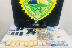 O homem e os objetos apreendidos foram encaminhados para a Central de Flagrantes de Curitiba. Já em Campo Largo, no endereço mencionado na denúncia, dois homens foram presos pelo crime de tráfico de drogas, além de serem apreendidos dois rádios comunicadores, um colete balístico, drogas e R$ 264 em espécie.