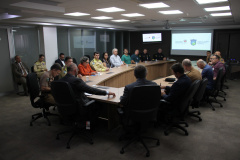 A reunião do lançamento da operação foi nesta quinta-feira (23), na Cidade da Polícia, sede da Sesp, em Curitiba. Participam da fiscalização integrada a Secretaria de Estado da Saúde (Sesa), o Departamento de Estradas de Rodagem - DER-PR, a Polícia Rodoviária Federal (PRF), a Polícia Militar (PMPR), o Corpo de Bombeiros (CBMPR), a Defesa Civil, a Agência de Defesa Agropecuária do Paraná (Adapar) e o Detran-PR. 
