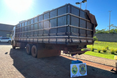 PMPR e PF apreendem caminhão com 25 mil pacotes de cigarros contrabandeados