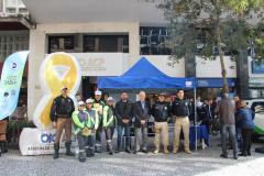 Ciclistas e pedestres da XV de Novembro, em Curitiba, recebem materiais educativos do trânsito