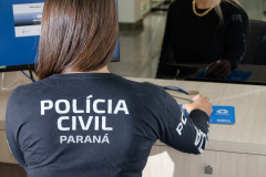 A Polícia Civil do Paraná (PCPR) atua constantemente no combate a crimes de violência contra idosos, realizando apurações de todas as denúncias. No Dia Mundial de Conscientização da Violência contra a Pessoa Idosa, nesta quinta-feira (15), a PCPR reforça a importância da denúncia por parte da população.    A data de 15 de junho foi instituída pela Organização das Nações Unidas e pela Rede Internacional de Prevenção à Violência à Pessoa Idosa, em 2006. Ela serve para relembrar a sociedade sobre mecanismos de