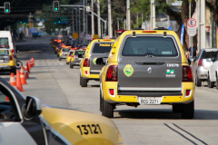  PM prende duas pessoas e apreende diversos produtos ilegais em operação em Curitiba