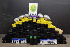 Policiais militares da 5ª Companhia Independente apreenderam mais de 190 quilos de drogas em Cianorte, na região Noroeste do Paraná, no início da madrugada desta segunda-feira (12).  Os policiais realizavam um patrulhamento pela Avenida Pernambuco, em uma