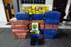  Polícia Militar apreende mais de 400 quilos de maconha após acidente na PR-323