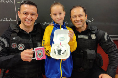 Policiais penais fazem festa surpresa para aluna de 8 anos, em Cantagalo