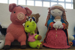 Detentos de Foz do Iguaçu confeccionam bonecos de crochê para crianças carentes