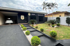 A sede Polícia Civil do Paraná (PCPR) em Nova Londrina, na região Noroeste do Estado, mudou para um novo prédio nesta sexta-feira (15). A nova instalação está localizada na Rua Massato Morimatsu, nº 341, no Centro, e oferece mais conforto e segurança aos cidadãos. O local de 603 metros quadrados possui salas individuais, mais espaço e acessibilidade à população. A mudança para a nova delegacia promove melhorias para os serviços de atendimento ao público, como para o desempenho das atividades de polícia judi