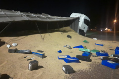 Polícia Militar encontra 3,2 toneladas de maconha em carreta tombada em Cascavel