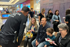 PCPR realiza ação do Outubro Rosa em shopping de Curitiba 