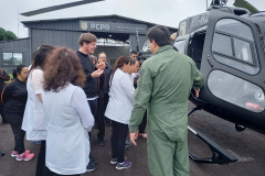 Grupamento de Operações Aéreas da PCPR recebe visita de alunos com deficiência
