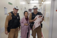 Policiais militares salvam bebê de dez dias engasgada com vômito