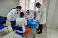 Polícia Penal leva alunos de enfermagem para atender apenados, em Piraquara