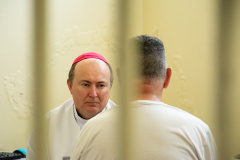 Em primeiro ato católico ao público masculino, Bispo Dom Zico celebra missa no Complexo Médico Penal