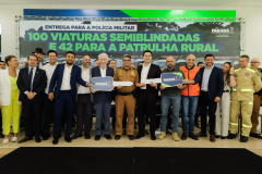 O governador Carlos Massa Ratinho Junior entregou nesta terça-feira (12) 142 novas viaturas para a Polícia Militar do Paraná (PMPR). Os veículos, que são parte de um investimento total de R$ 82 milhões em mais de 380 novos veículos, serão usados para reforçar o patrulhamento policial em todo o Estado e dar mais agilidade ao atendimento da população.  O investimento na frota da PM vai atender a todas as regiões, dando sequência a um plano de modernização das forças de segurança do Paraná. "O que nós estamos 