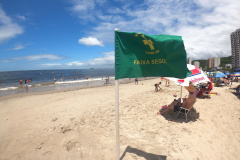 Verde, amarela, vermelha e preta: bandeiras na orla ajudam a orientar banhistas