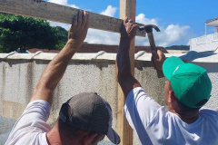Pessoas privadas de liberdade atuam na manutenção de espaços públicos em Guaratuba