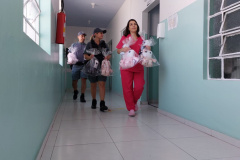 Pacientes do Litoral recebem travesseiros infantis feitos em unidade prisional