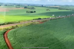 A Polícia Militar do Paraná prendeu nesta quinta-feira (22) um homem suspeito de participar de um roubo à carga de um carro que viajava pela BR-369, em Corbélia, na região Oeste do Estado. O cerco que deteve o homem foi montado após um helicóptero do Projeto Falcão localizar o veículo utilizado no crime tentando fugir pela rodovia logo após o assalto.  Os policiais foram acionados após uma denúncia anônima de que três pessoas tinham rendido um comprista na estrada e roubado vários objetos que estavam dentro