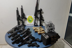 PMPR apreende quatro fuzis, 16 pistolas e milhares de munições em São Miguel do Iguaçu