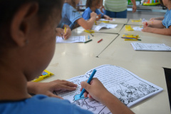 Livro de colorir criado por mulheres privadas de liberdade é usado em APAE de Iporã