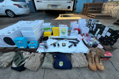 PM apreende três armas de fogo e uniformes policiais em posse de um casal em Foz do Iguaçu