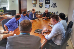 Secretário Hudson recebe o deputado estadual Evandro Araújo em seu gabinete