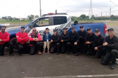 Criança autista realiza sonho de conhecer policiais penais em comemoração de aniversário