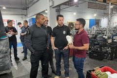 Policiais penais conhecem fase final da fabricação de coturnos e sapatos que inicia com mão de obra de apenados