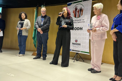 Policial penal Marilu da Costa recebe homenagem por seu trabalho em prol dos direitos humanos no sistema prisional do Paraná