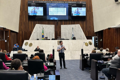 PCPR e Celepar ministram curso para 50 idosos sobre o uso seguro e consciente da internet