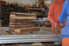 Presos transformam madeira apreendida em piso para o Corpo de Bombeiros