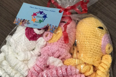 Crianças em UTI recebem artesanato em crochê feito por mulheres privadas de liberdade