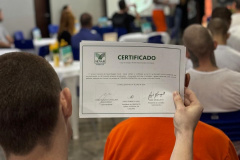 Cerimônia de formatura certifica 21 pessoas privadas de liberdade em cursos de qualificação, em Cascavel