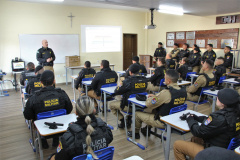 Policiais militares de Curiiba iniciam treinamento para uso de bastão retrátil