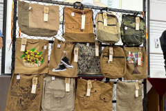 Mulheres privadas de liberdade transformam fardas sem uso em produtos sustentáveis