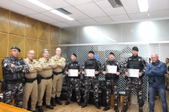 PMPR homenageia policiais do BPRONE por atuação em ocorrência de alto risco