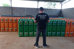 PCPR apreende 946 galões de óleo lubrificante falsificado em Umuarama