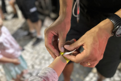 Forças de segurança distribuem pulseiras de identificação durante shows do Verão Maior Paraná