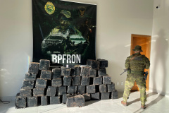 PMPR apreende quase uma tonelada de maconha após perseguição a caminhonete