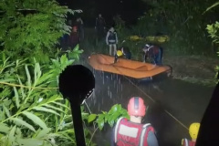 Bombeiros salvam dez pessoas ilhadas em rio de Antonina após cabeça d’água