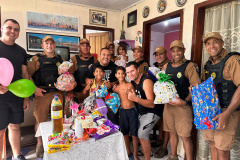 Policiais militares comemoram aniversário de criança carente em Pontal do Paraná 