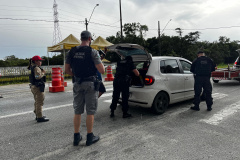 Forças de segurança realizam operação integrada e prendem três pessoas por tráfico de drogas no litoral