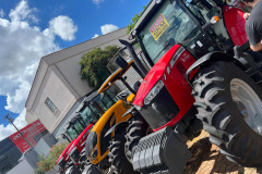 Polícia Civil apreende tratores avariados por enchentes no RS que estavam à venda no Paraná