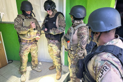 PCPR cumpre mandados em hotéis e prende 8 pessoas dentro de operação nacional