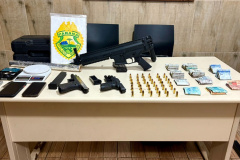 PMPR prende mulher com armas, munições e dinheiro após denúncia em Pontal do Paraná