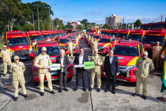 Caminhões, ambulâncias e sonar: governador entrega equipamentos aos Bombeiros