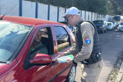 PMPR e Detran PR realizam ação educativa na Escola Paulo Leminski no retorno às aulas